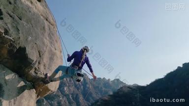 青年女人在悬崖峭壁上<strong>攀岩</strong>